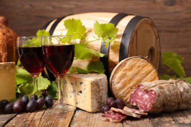 peynir ve salam ile kırmızı şarap