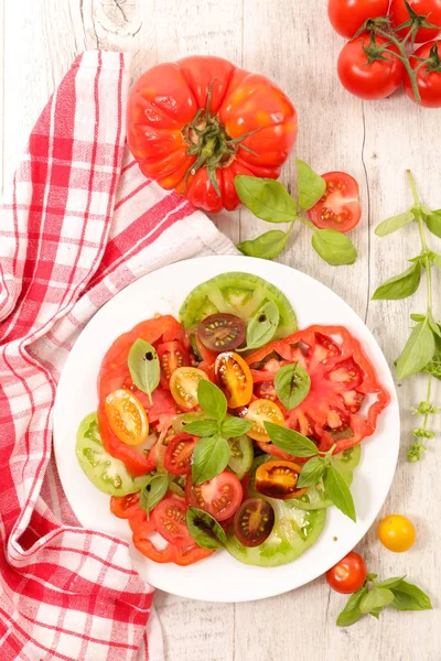 トマトサラダ ソースとバジル — ストック写真