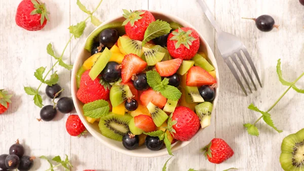 Gemengde Fruitsalade Met Aardbei Druif Kiwi Banaan — Stockfoto