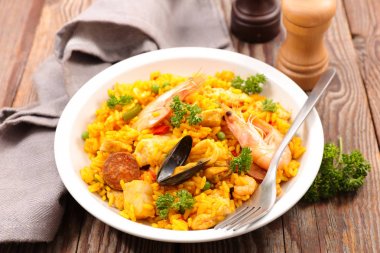 paella deniz ürünleri ve et ile