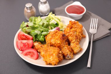 salata ve ketçap ile gevrek tavuk bacak