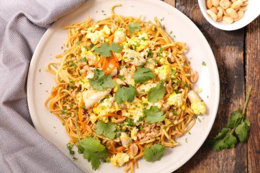 tavuk, yumurta ve kişniş ile kızarmış erişte