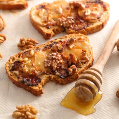 ceviz ve bal ile tost ekmek