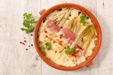 jambon, peynir ve krema ile pişmiş hindiba