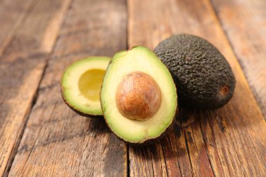 ahşap arka plan ile taze avokado