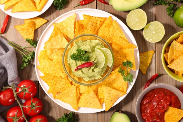guacamole ve salsa soslu tortilla çip