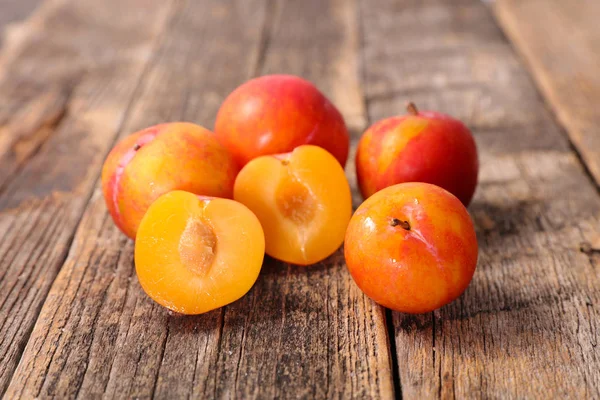 ahşap arka plan taze erik