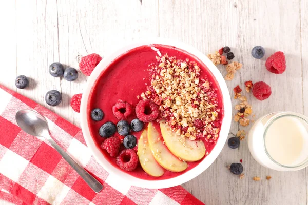 sağlıklı kahvaltı için smoothie kase