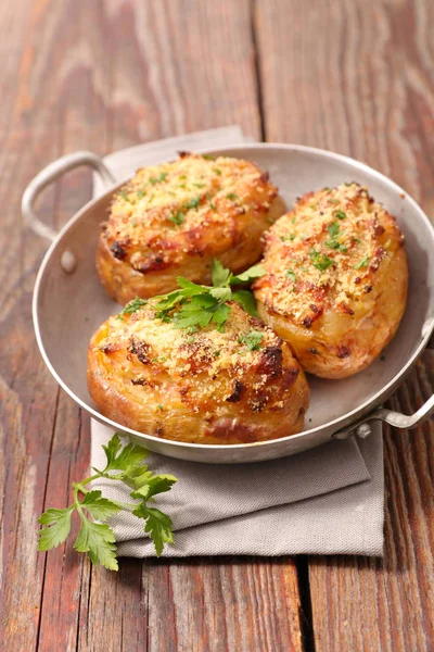 peynir ve kabuk ile fırında patates