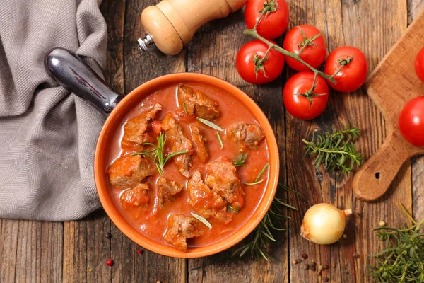 Ternera Cocida Con Salsa Tomate Sobre Madera —  Fotos de Stock