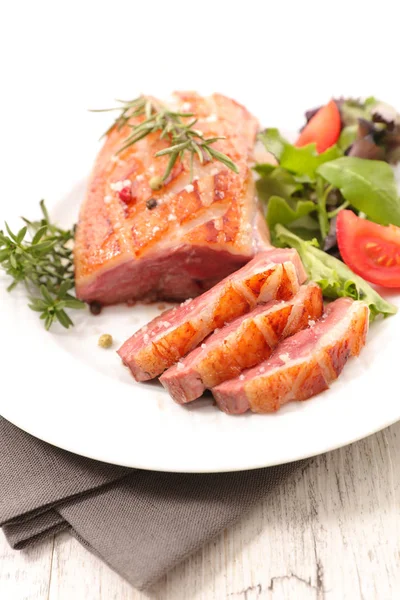 marul ile ızgara ördek biftek