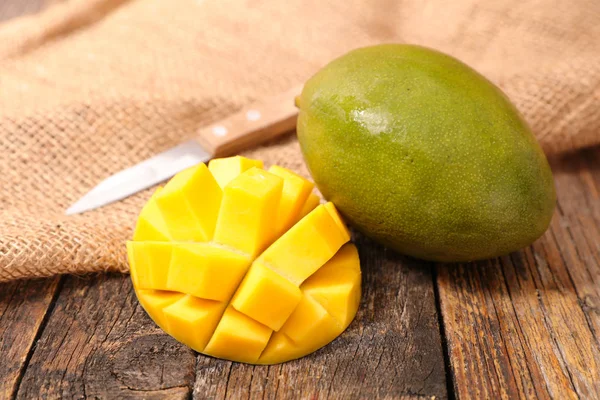 Mango Fresco Con Fondo Legno — Foto Stock