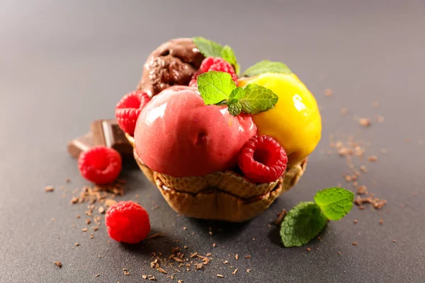 Tazón Galletas Con Helado Fruta Bayas —  Fotos de Stock