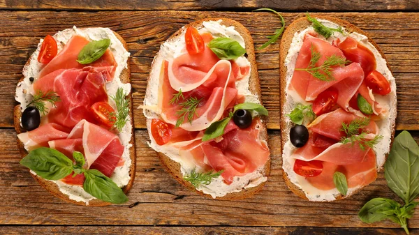 Bread Cheese Cream Proscuitto Ham Basil — Stock Photo, Image