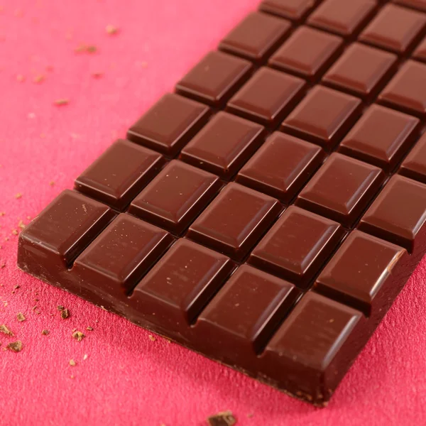 Čokoládový Pruh Červeném Pozadí — Stock fotografie