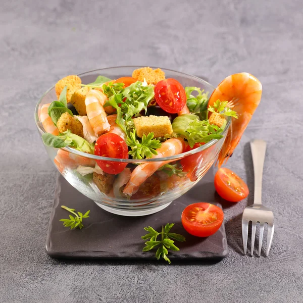 Tigela Salada Camarão Com Tomate Azeitona Crouton — Fotografia de Stock