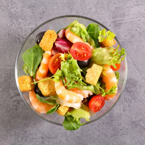 Schaaltje Garnalen Salade Met Tomaat Olijven Crouton — Stockfoto