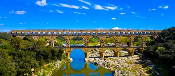 川の上の鉄道の航空写真 ポンデュガード — ストック写真
