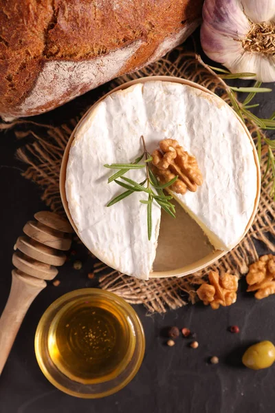 Camembert Mit Brot Und Honig — Stockfoto