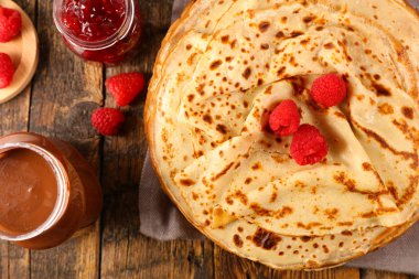 Çikolatalı ve ahududulu krep.