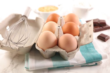 pişirme madde ile kutusunda taze yumurta