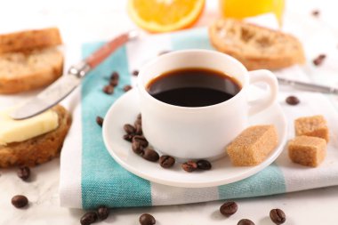 şeker, ekmek ve tereyağı ile kahve fincanı