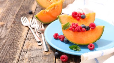 ahşap arka planda çilek meyve ile kavun