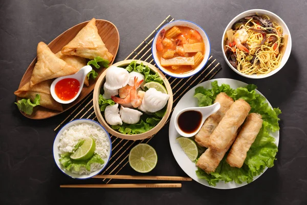 Seleção Asiático Refeição Com Primavera Rolo Samosa Macarrão Frito Sopa — Fotografia de Stock