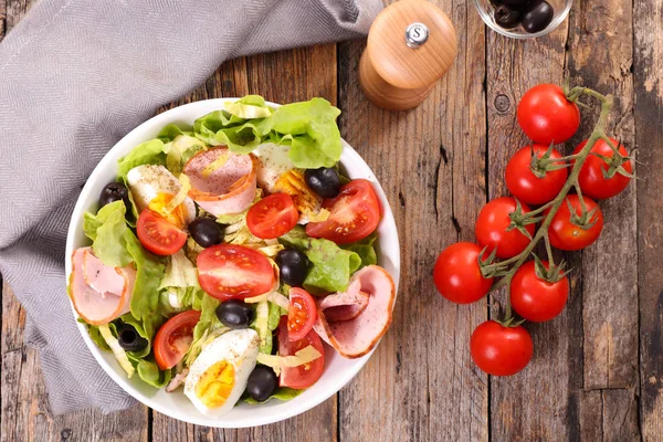 Kom Met Gemengde Salade Met Ham Tomaat — Stockfoto