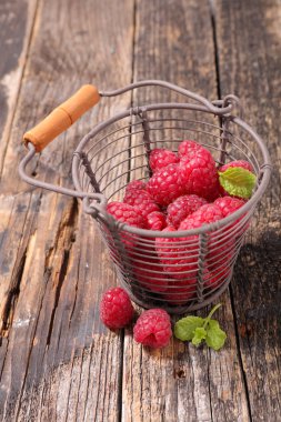 ahşap arka plan üzerinde ahududu meyve