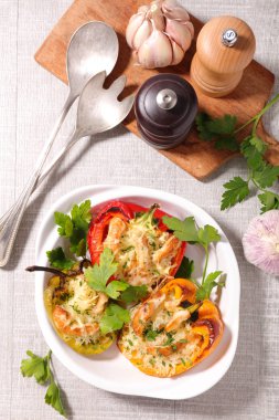 peynir ve otlar ile pişmiş biber