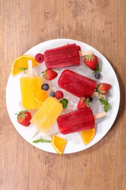 meyve ile dondurma popsicles