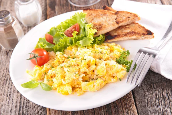 Ekmek Tost Salata Ile Çırpılmış Yumurta — Stok fotoğraf