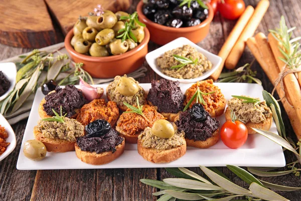 Tapenade Pirítós Étkező Canape Olíva Gyógynövény — Stock Fotó