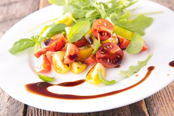 Primer Plano Ensalada Verduras Con Salsa — Foto de Stock