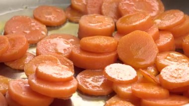 Tavada kızarmış havuç kapatın