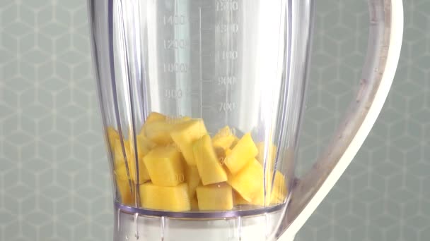 Close Liquidificador Frutas Frescas — Vídeo de Stock