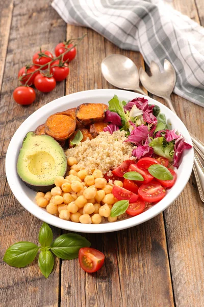 Buddha Bowl Con Aguacate Garbanzo Tomate Batata —  Fotos de Stock