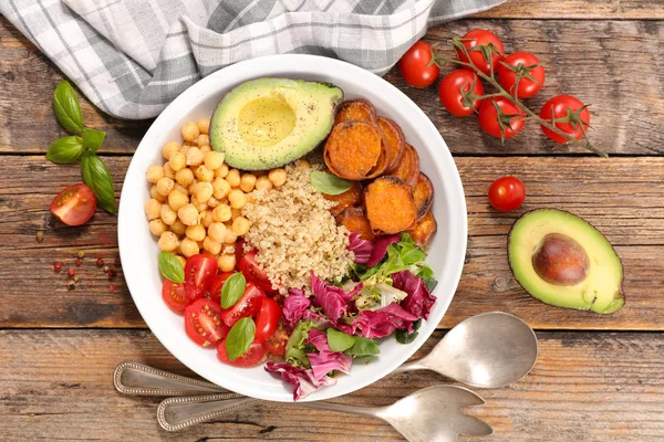 Buddha Bowl Con Aguacate Garbanzo Tomate Batata —  Fotos de Stock