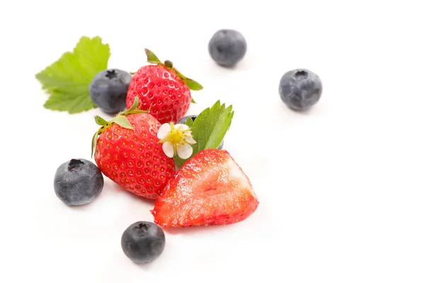 Beerenfrüchte Mit Erdbeere Und Blaubeere Auf Weißem Hintergrund — Stockfoto