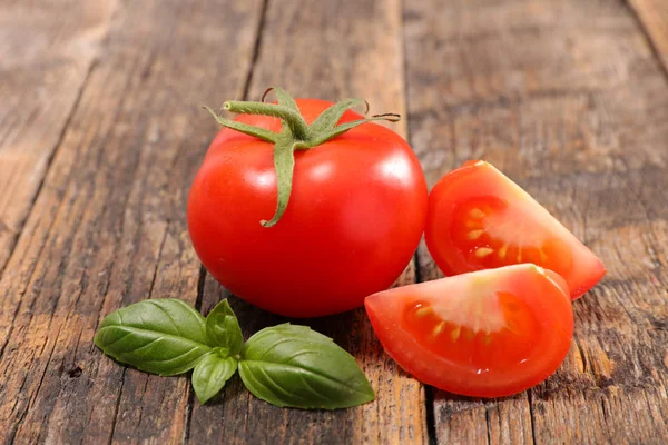 Tomate Und Basilikum Auf Holz Hintergrund — Stockfoto