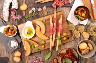 kavun dilimi, tapas, zeytin ve salam