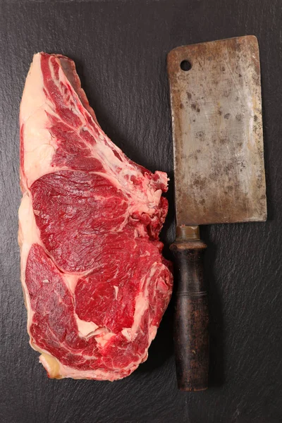 生の牛肉とナイフ — ストック写真