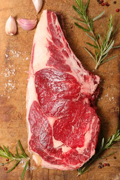 Rauw Rundvlees Houten Achtergrond — Stockfoto