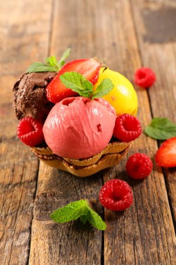 dondurma topu ile bisküvi kase