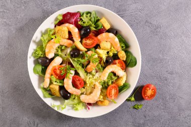 domates ve marul ile kase karides salatası