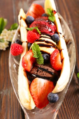 muz bölünmüş, dondurma ve meyve ile muz