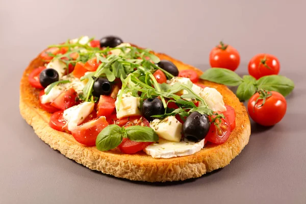 Pane Tostato Con Pomodoro Mozzarella Bruschetta Basilico Italiana — Foto Stock