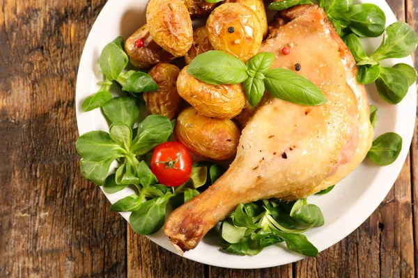 Grilled Chicken Leg Potato Salad — Stock Photo, Image