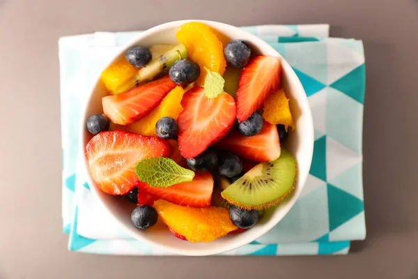 Fruktsallad Med Blåbär Jordgubb Kiwi Och Apelsin — Stockfoto